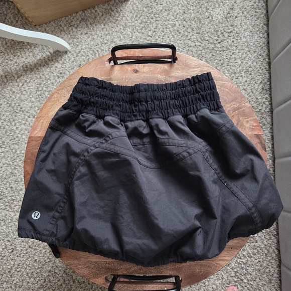 lululemon athletica Dresses & Skirts - Lululemon Black Run Tracker Skort